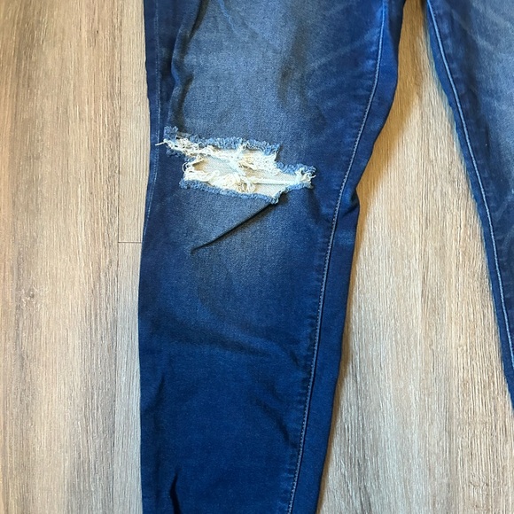 American Eagle Ripped Jeans - Picture 2 of 7